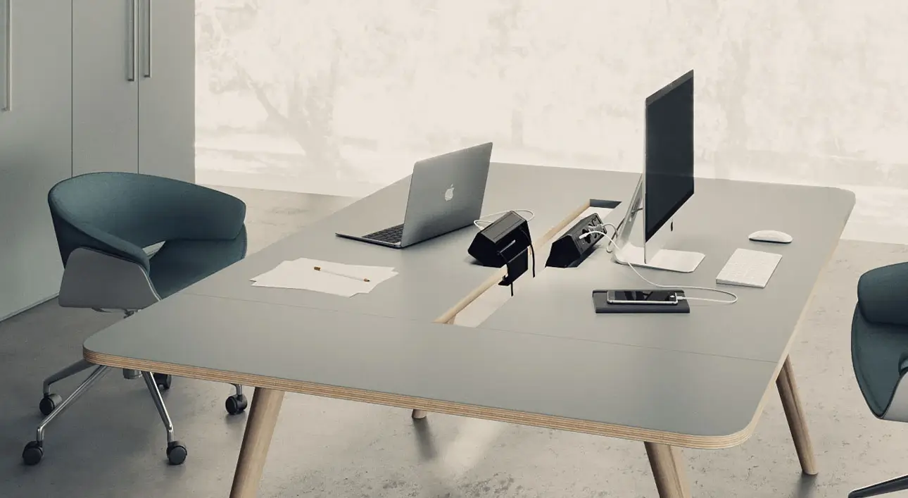 scrivania di un ufficio organizzata